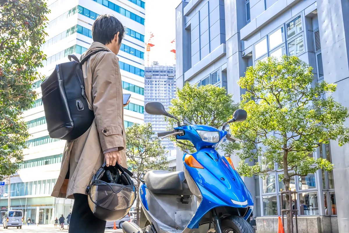 通勤・通学でバイクを使うイメージの写真