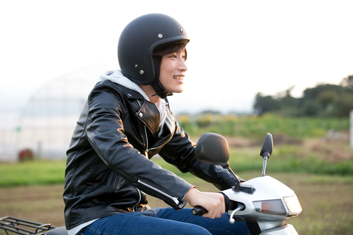 バイクを買う前に試しに乗っているイメージの写真