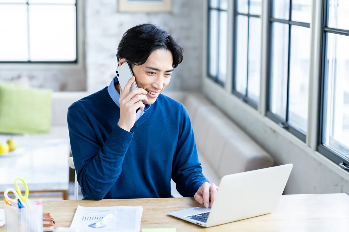 ご利用詳細をスマートフォンで決定しているイメージの写真