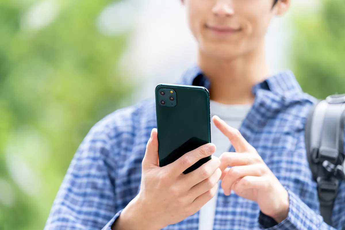 予約やお問い合わせをしているイメージの写真