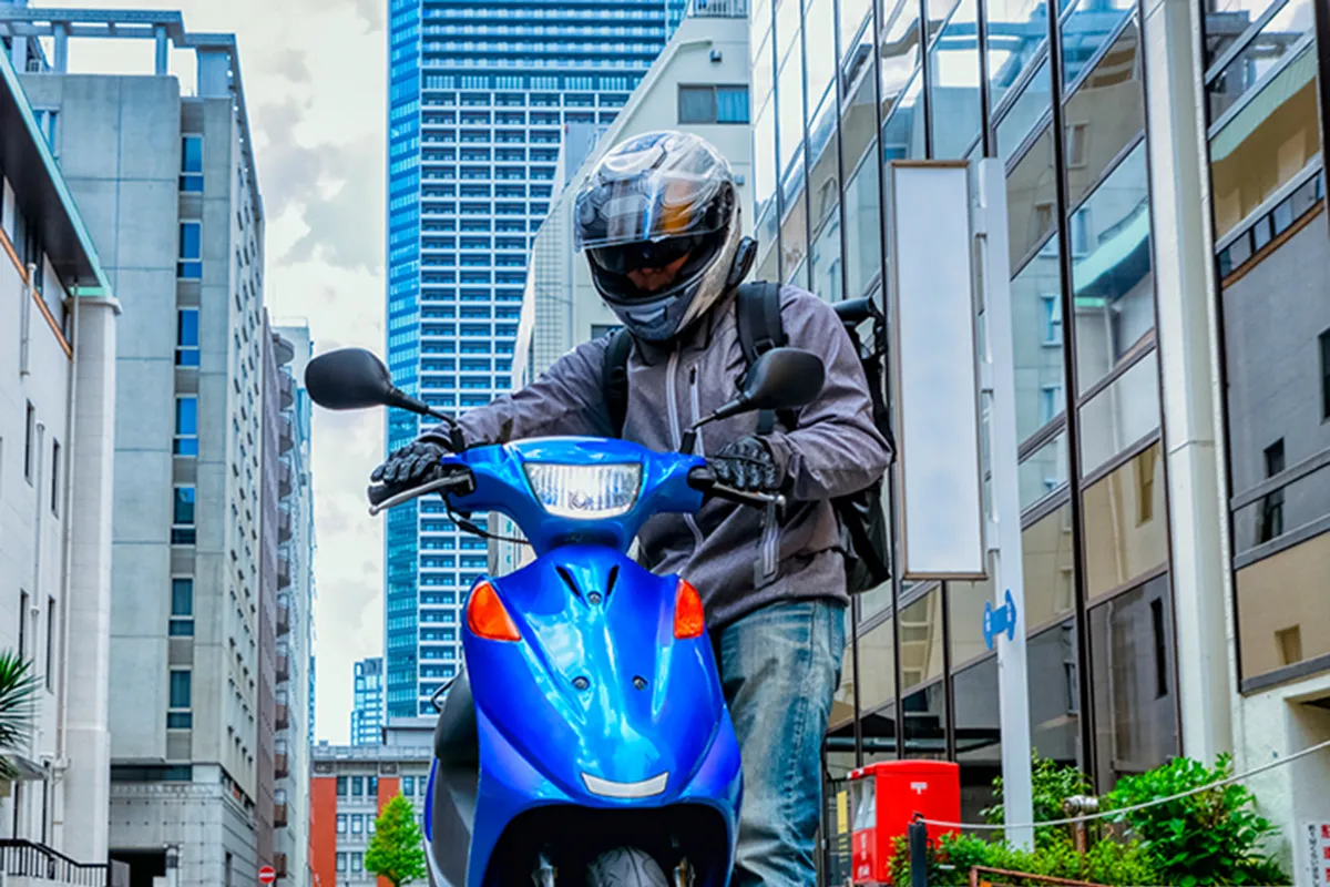 バイクを受け取っているイメージの写真