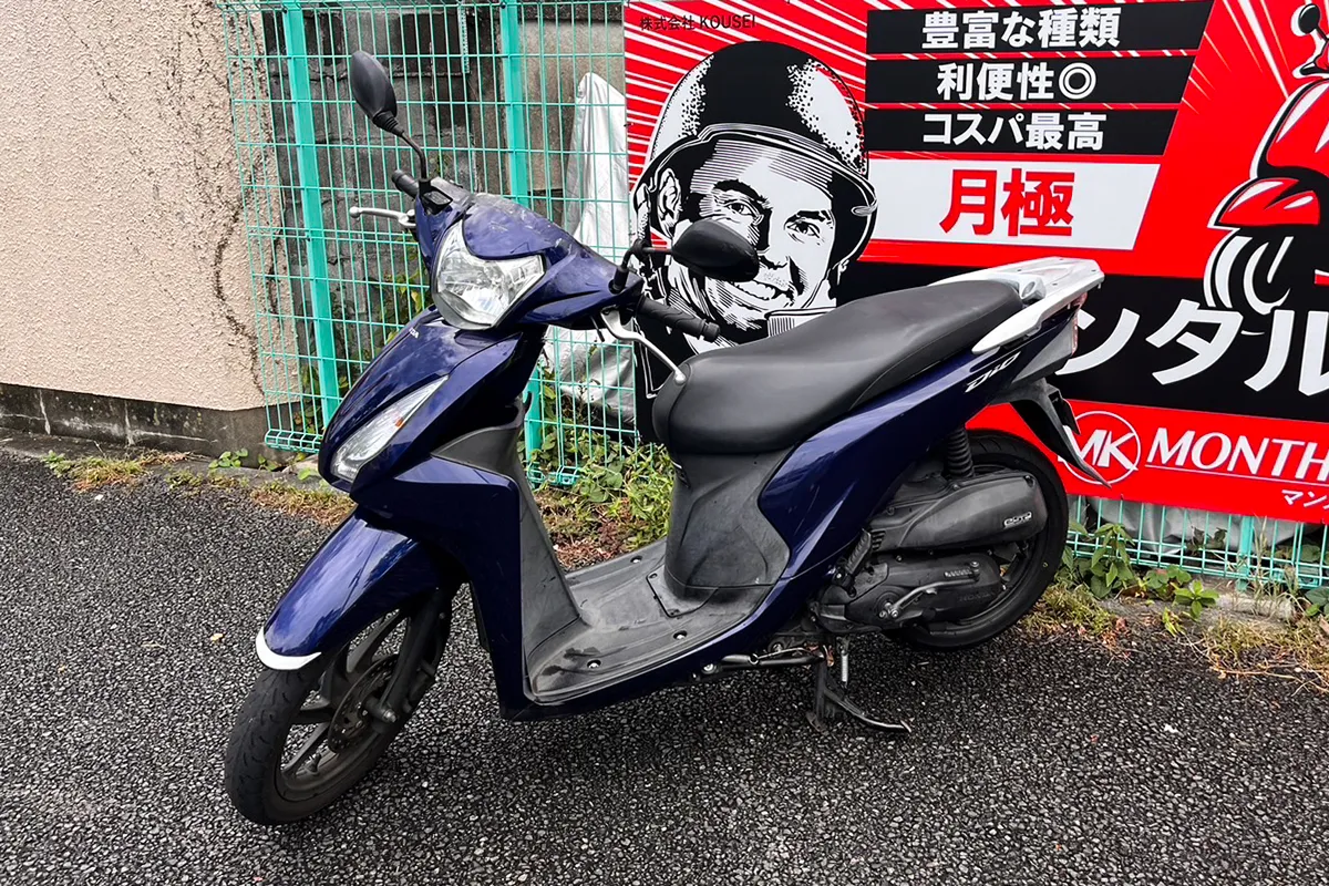バイクを所定の場所に返却しているイメージの写真