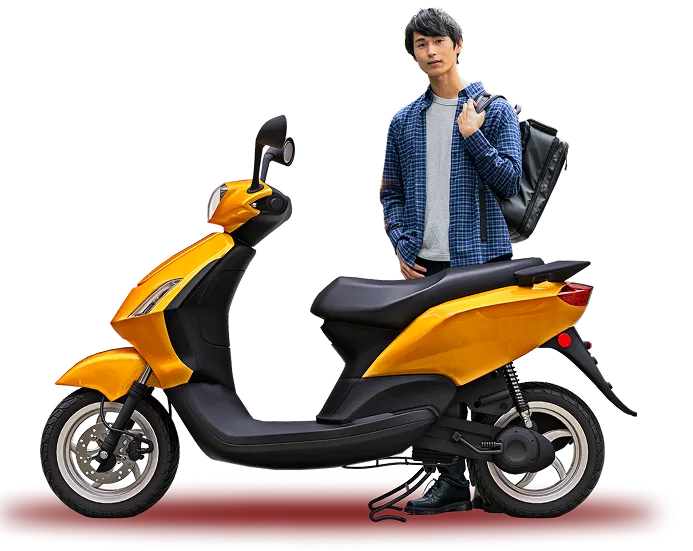 バイクの側に男性が立っている